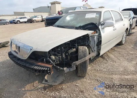 2004 Lincoln Town Car Ultimate z USA, uszkodzony, nr VIN 1LNHM83W44Y661605